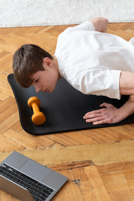A man doing workout after the online instruction