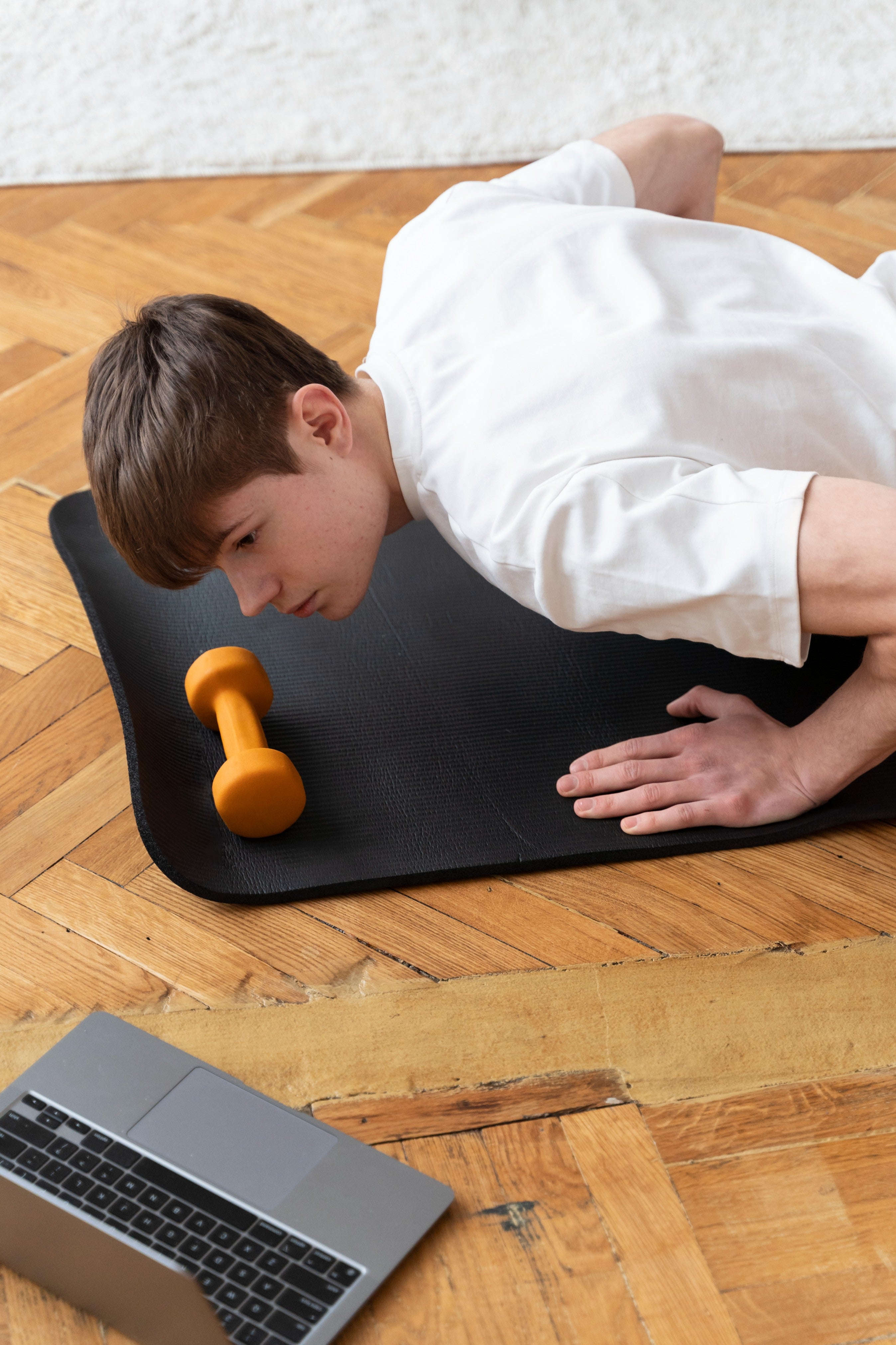 A man doing workout after the online instruction
