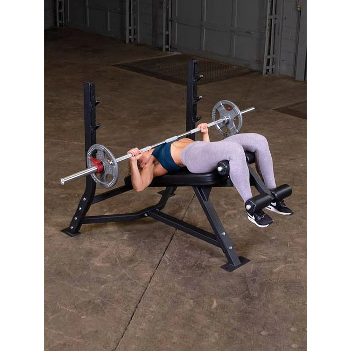 مقعد أوليمبي منحدر من Body Solid Pro Clubline