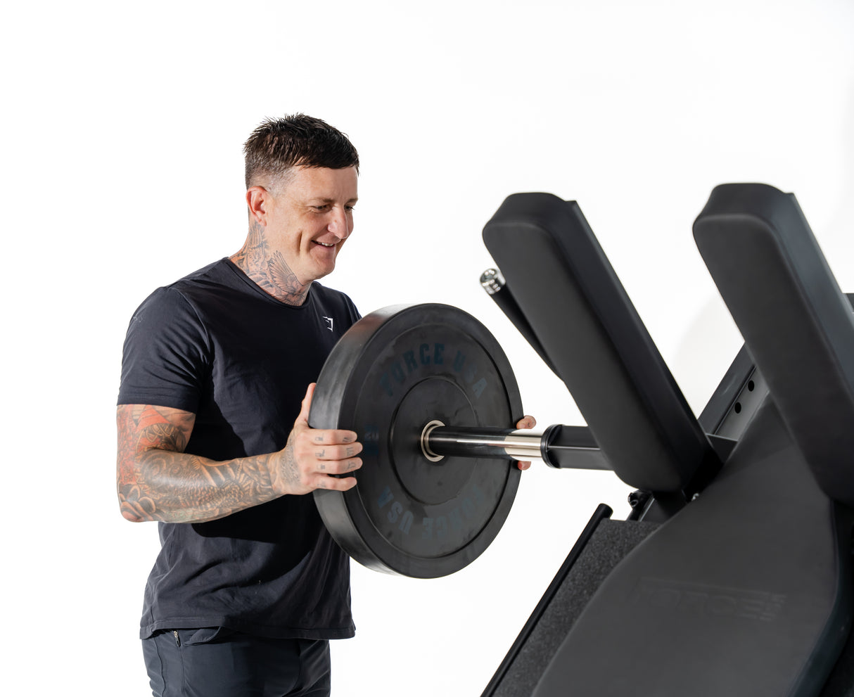 قم ببناء أرجل صلبة باستخدام Force USA Monster Ultimate Leg Press و Hack Squat Combo