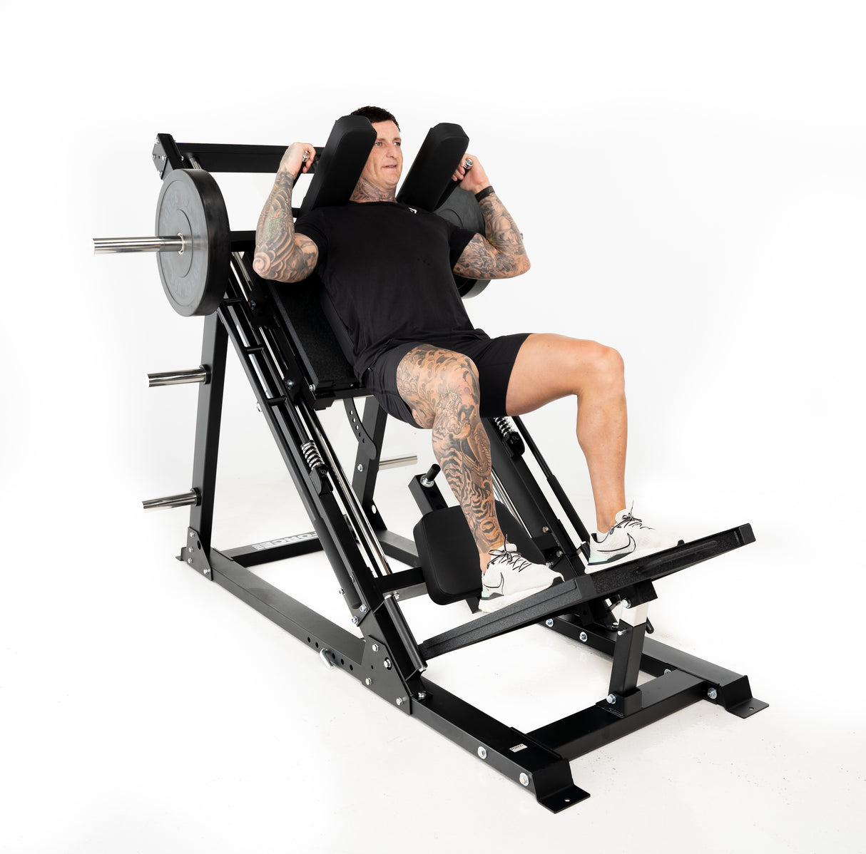 قم ببناء أرجل صلبة باستخدام Force USA Monster Ultimate Leg Press و Hack Squat Combo