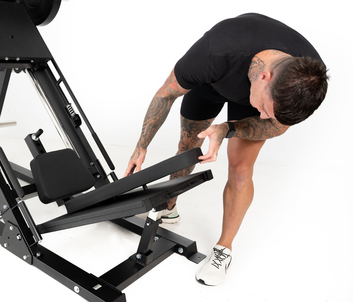 قم ببناء أرجل صلبة باستخدام Force USA Monster Ultimate Leg Press و Hack Squat Combo